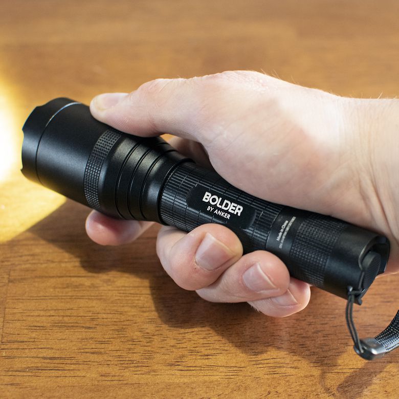 Lampu Senter Atau Flashlight Sebabkan Gangguan Kesehatan, Apa Benar?